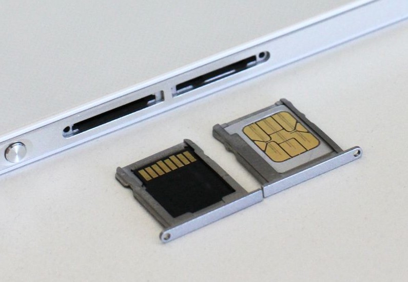 huawei-p7-sd-card-and-SIM-card-slot.jpg