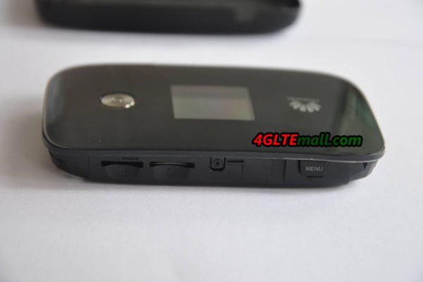 Huawei E5786 SD and SIM card slot